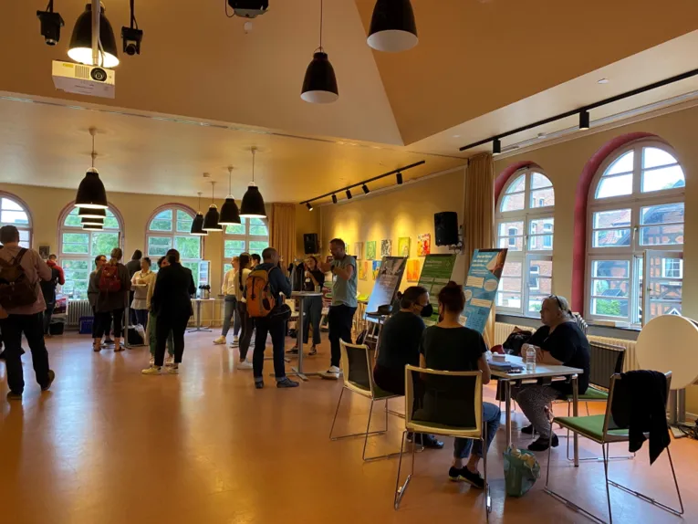 World-Caf&eacute; Tisch Frauenhaus 24 bzw. Frauen- und Kinderschutzhaus und Kinderschutzzentrum